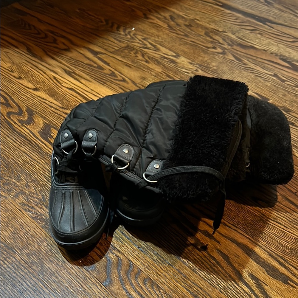 Women’s snow boots size 8